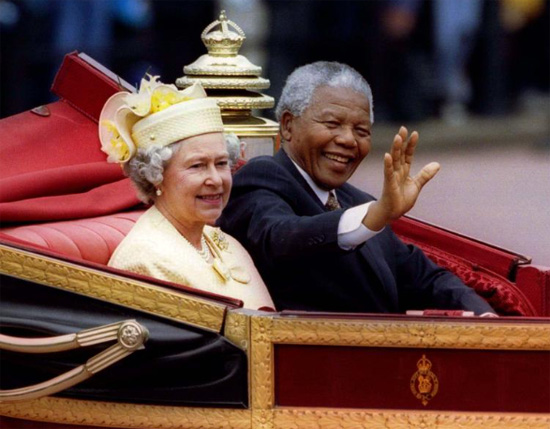 نيلسون مانديلا يرافق الملكة إليزابيث في رحلة