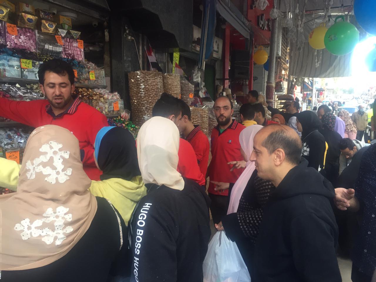 اقبال المواطنين على شراء حلوى العيد