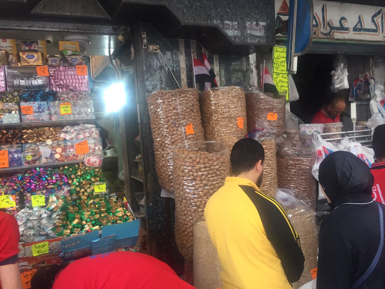 شراء المواطنين حلوى العيد