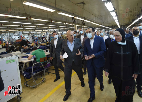 زيارة رئيس الوزراء للمصانع العاشر من رمضان (21)