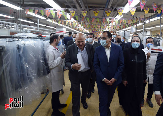زيارة رئيس الوزراء للمصانع العاشر من رمضان (28)