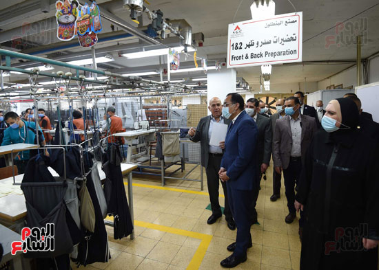 زيارة رئيس الوزراء للمصانع العاشر من رمضان (29)