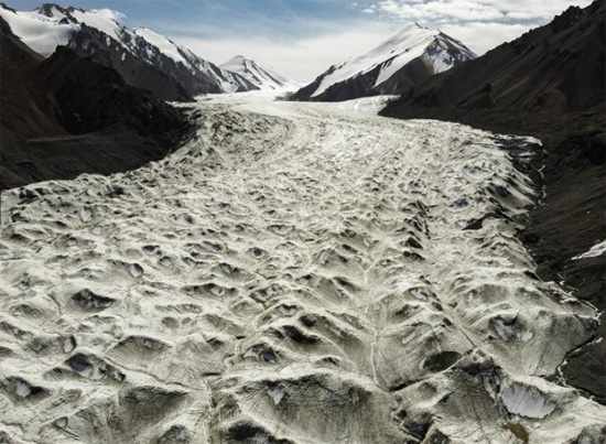 تتدفق المياه الذائبة فوق نهر لاوهوغو الجليدي