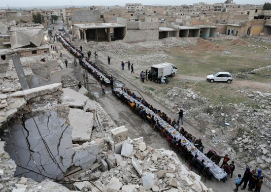 مائدة رحمان على أطلال المباني فى سوريا