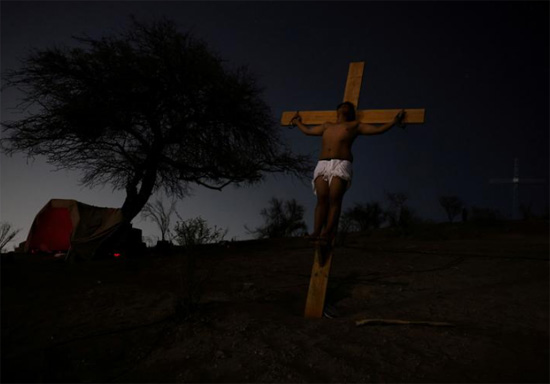 إعادة تمثيل صلب المسيح خلال الاحتفال بأسبوع الآلام في سانتياغو تشيلي