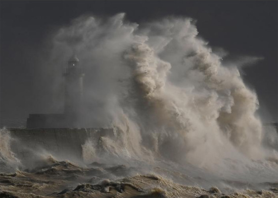 أمواج كبيرة تضرب جدار المرفأ في نيوهافن جنوب بريطانيا