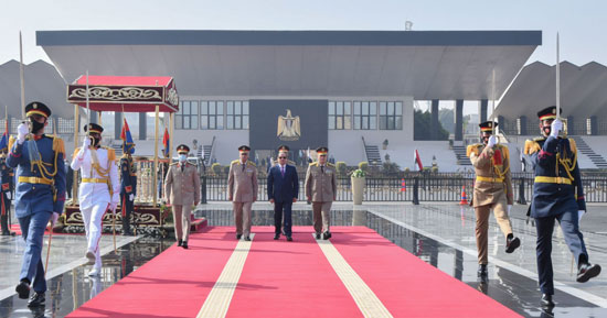 الرئيس السيسي يضع أكاليل الزهور على النصب التذكارى لشهداء القوات المسلحة (3)