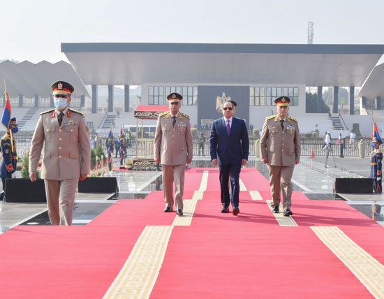 الرئيس السيسي يضع أكاليل الزهور على النصب التذكارى لشهداء القوات المسلحة (2)