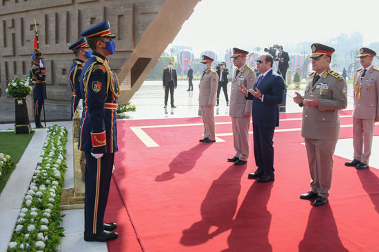 الرئيس السيسي يضع أكاليل الزهور على النصب التذكارى لشهداء القوات المسلحة (6)
