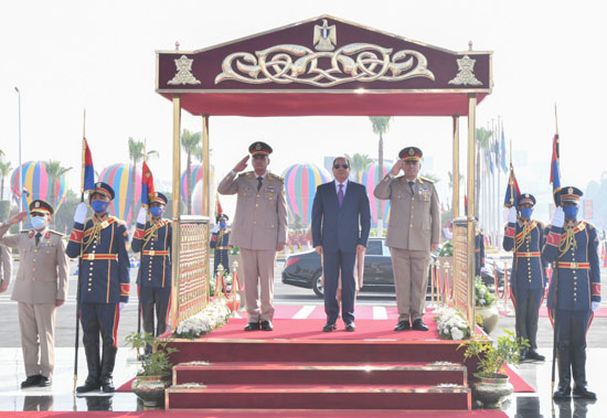 الرئيس السيسي يضع أكاليل الزهور على النصب التذكارى لشهداء القوات المسلحة (1)