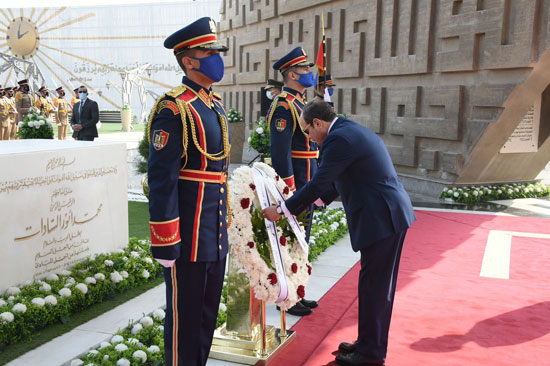 الرئيس السيسي يضع أكاليل الزهور على النصب التذكارى لشهداء القوات المسلحة (7)