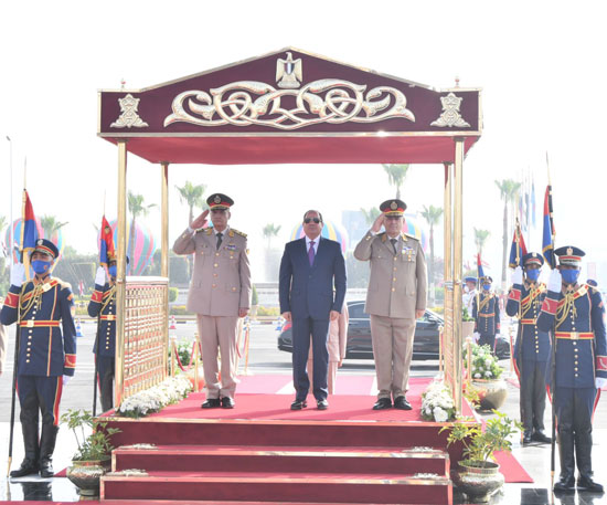 الرئيس السيسي يضع أكاليل الزهور على النصب التذكارى لشهداء القوات المسلحة (4)