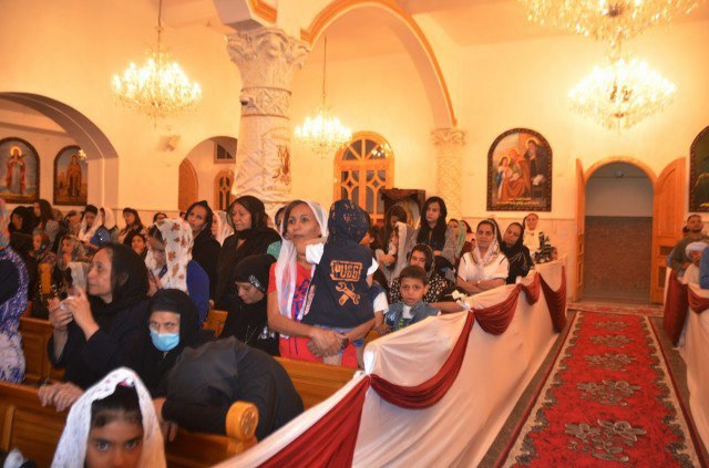 ابناء الكنيسة خلال القداس بالعيد