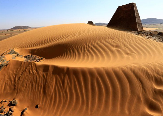 رمال الصحراء الزاحفة بولاية نهر النيل ، السودان
