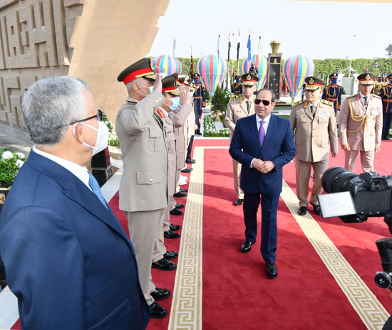 الرئيس السيسي يضع أكاليل الزهور على النصب التذكارى لشهداء القوات المسلحة (8)