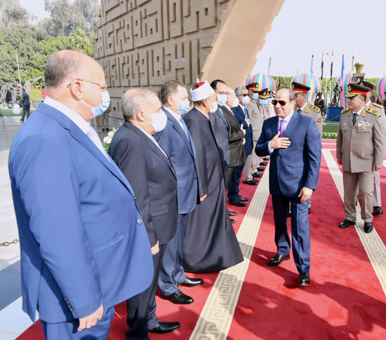 الرئيس السيسي يضع أكاليل الزهور على النصب التذكارى لشهداء القوات المسلحة (9)