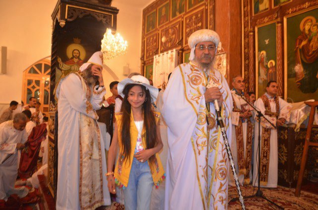 طفلة تحتفل بالعيد داخل الكنيسة
