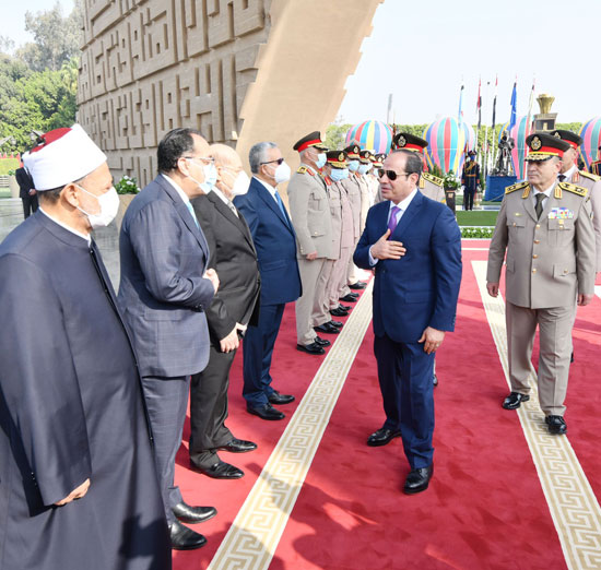 الرئيس السيسي يضع أكاليل الزهور على النصب التذكارى لشهداء القوات المسلحة (12)