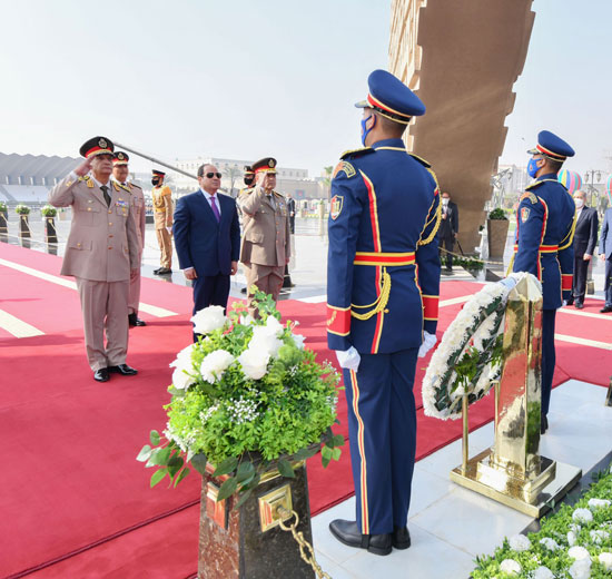 الرئيس السيسي يضع أكاليل الزهور على النصب التذكارى لشهداء القوات المسلحة (10)