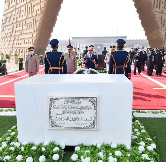 الرئيس السيسي يضع أكاليل الزهور على النصب التذكارى لشهداء القوات المسلحة (5)