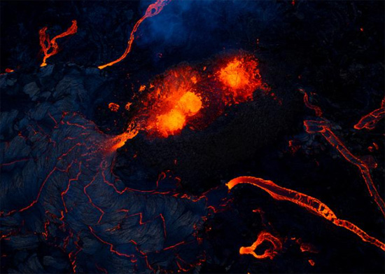 الحمم البركانية تتسرب من شق بالقرب من شبه جزيرة ريكيانيس  أيسلندا