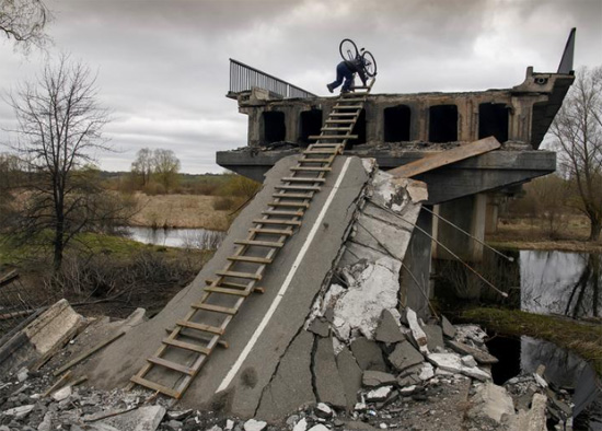 جسر مدمر في قرية كوخاري في منطقة كييف  أوكرانيا ،