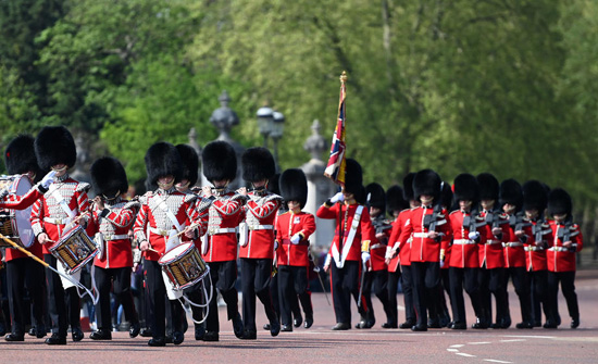 تغيير الحرس خارج قصر باكنجهام في لندن