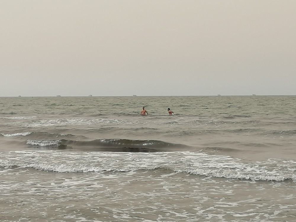 السباحة في شاطئ بورسعيد