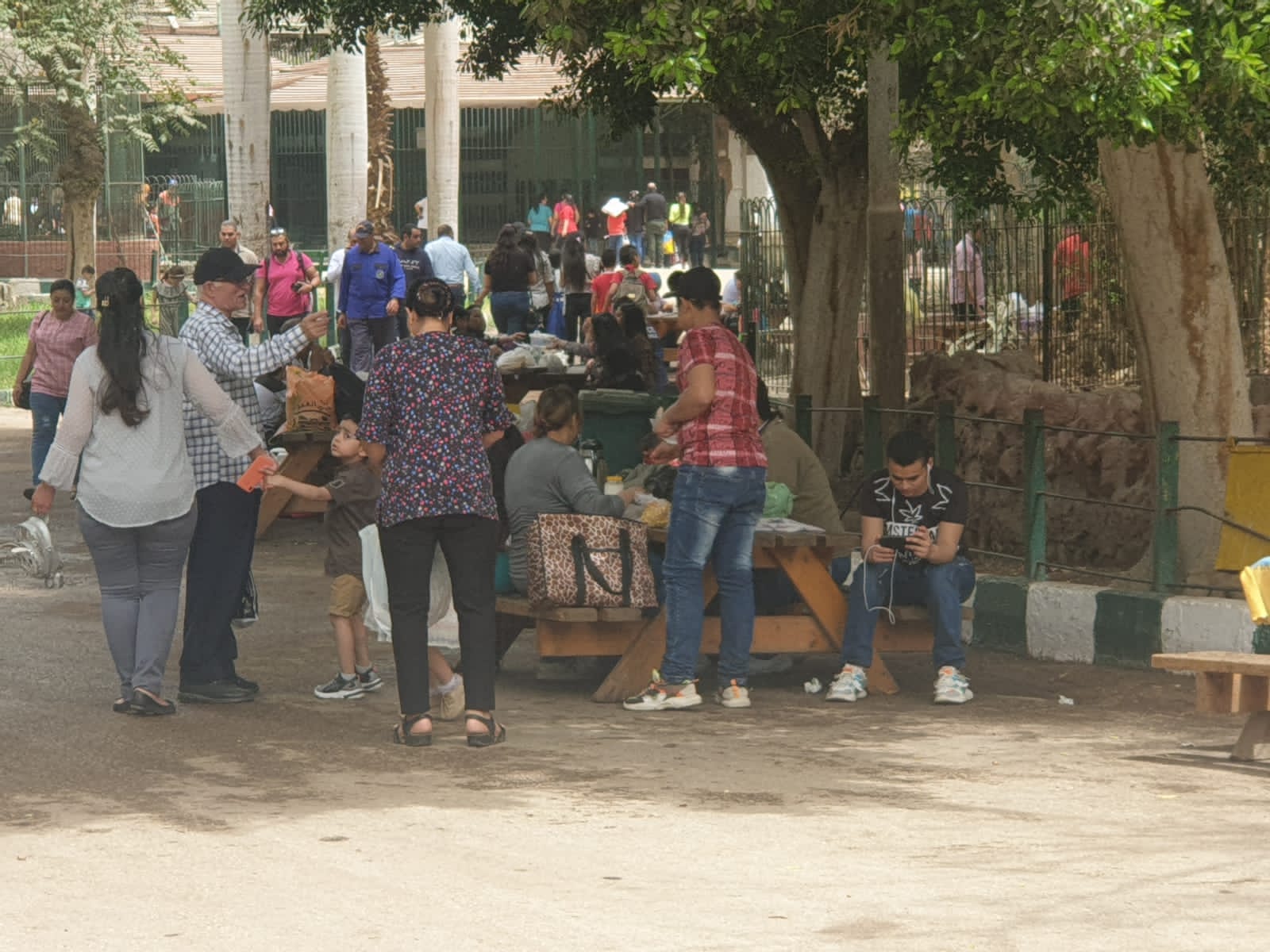 اقبال المواطنين على قضاء شم النسيم في حديقة الحيوان