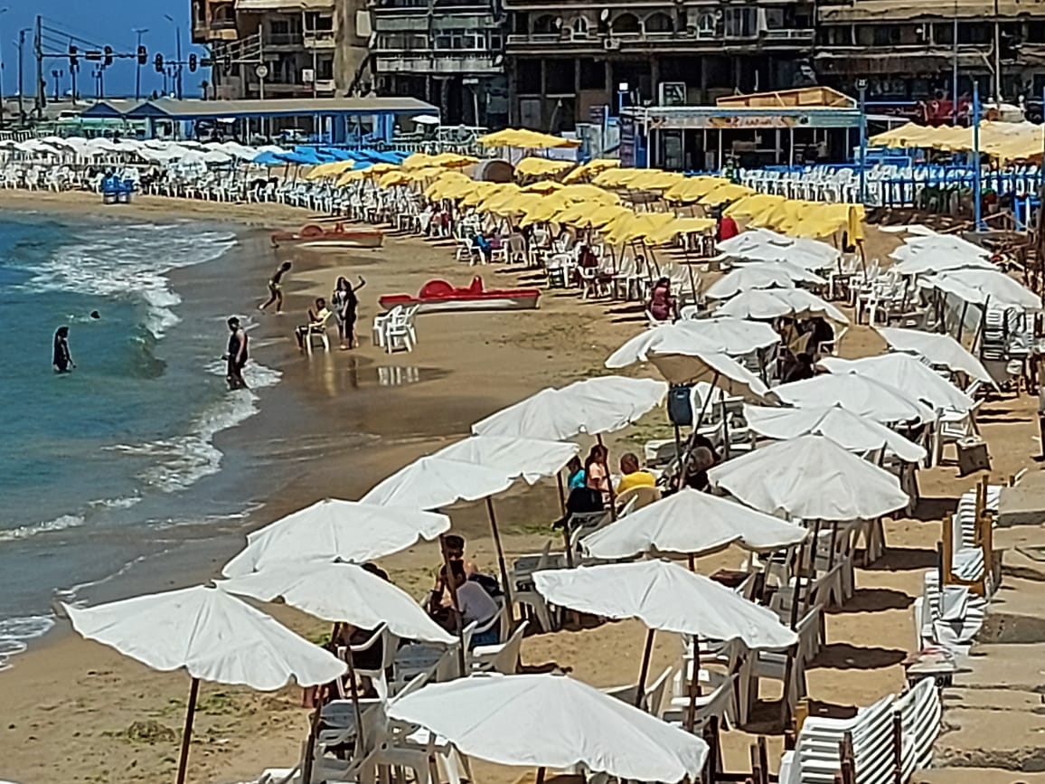 إقبال محدود على شواطئ الإسكندرية فى شم النسيم (3)