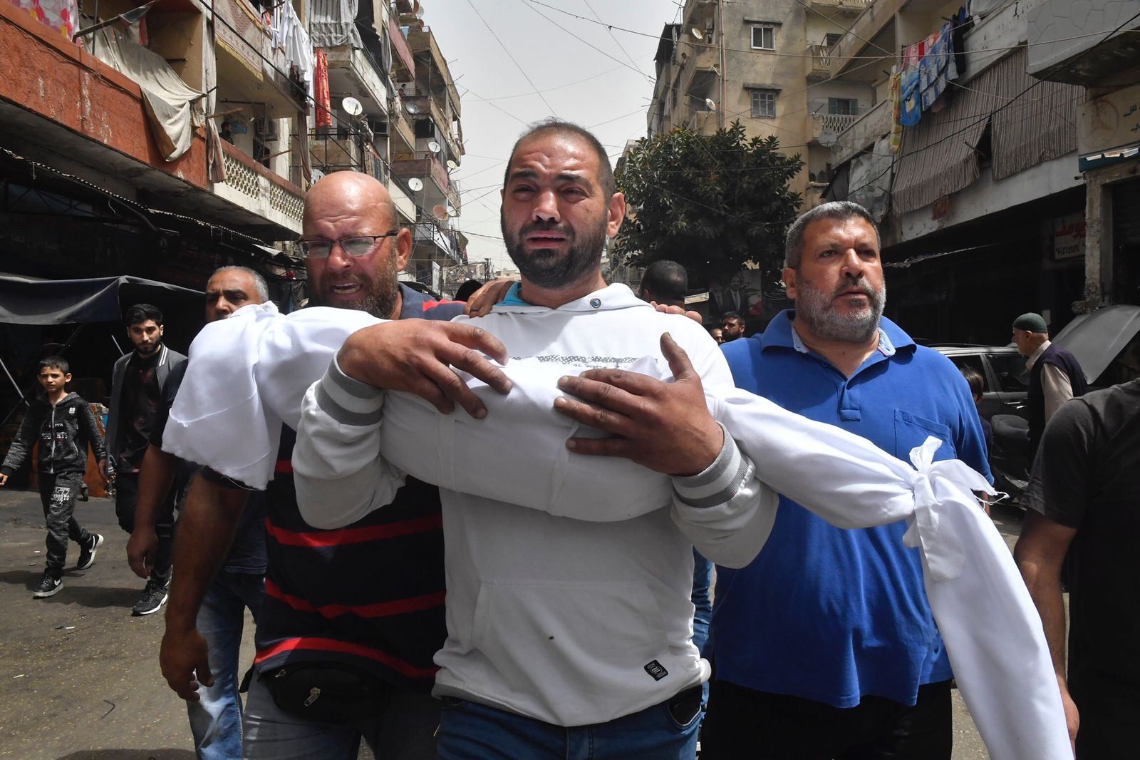 تشييع جثمان الطفلة اللبنانية تالين الحموي ضحية غرق زورق في طرابلس