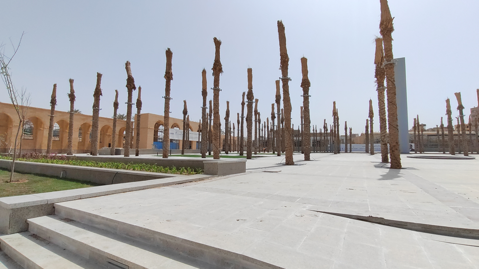 ساحة المسجد قبل افتتاحه