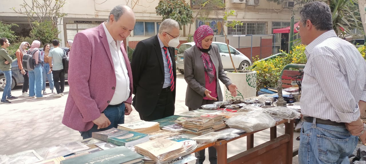 نائب رئيس جامعة حلوان يفتتح معرض أهلا بالعيد بكلية الفنون التطبيقية