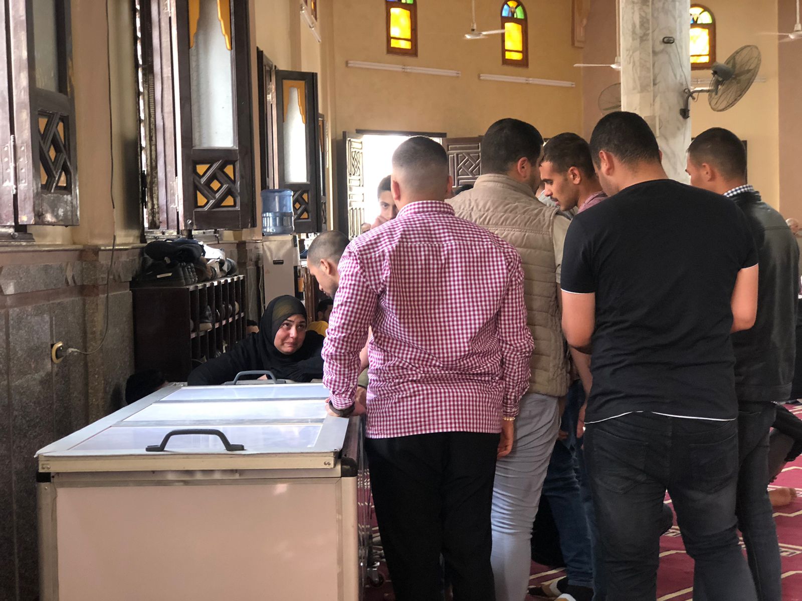 الأصدقاء داخل المسجد