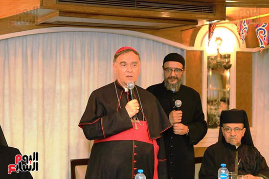 محافظ سوهاج وسفير الفاتيكان يشاركان فى حفل إفطار المحبة الرمضانى (22)