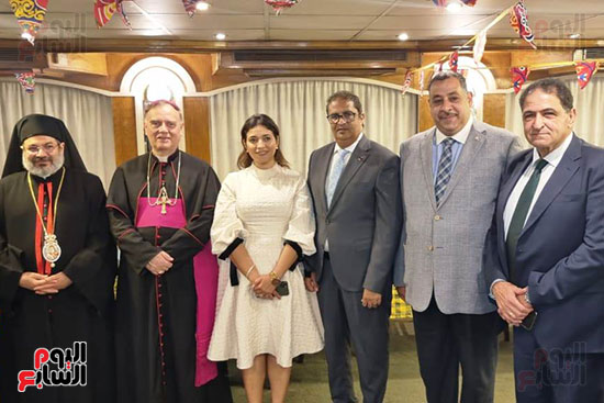 محافظ سوهاج وسفير الفاتيكان يشاركان فى حفل إفطار المحبة الرمضانى (5)