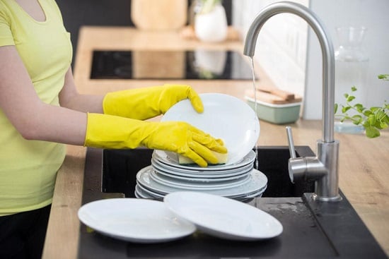 تنظيف الأطباق