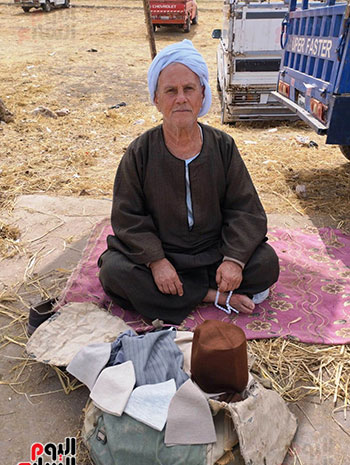 عم-صبحى-ابو-دياب-يبيع-الطواقى-منذ-35-سنة