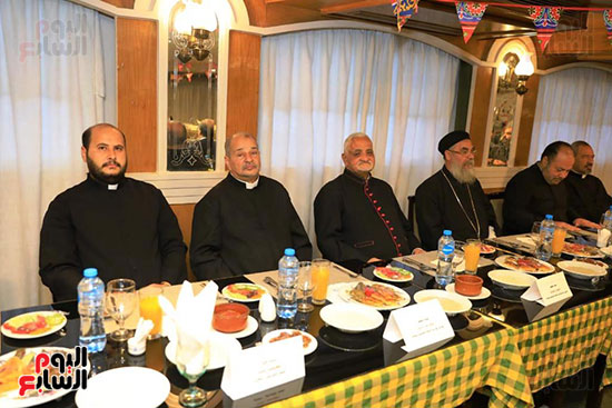 محافظ سوهاج وسفير الفاتيكان يشاركان فى حفل إفطار المحبة الرمضانى (12)