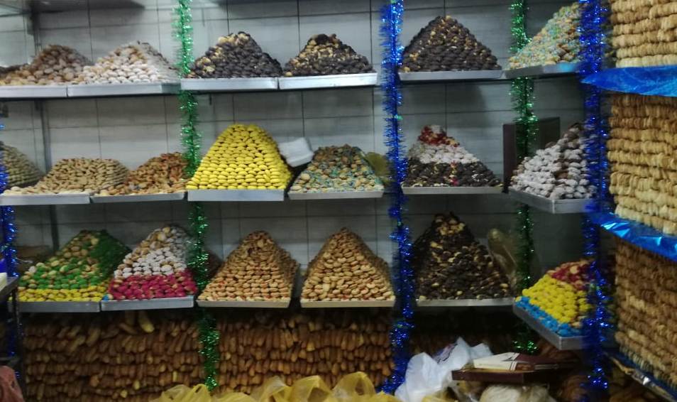 محلات الأقصر تنطلق في صناعة كحك وبسكويت العيد