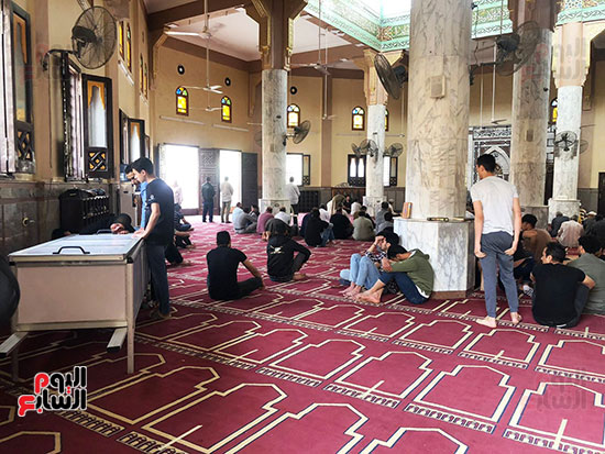 داخل-المسجد-للصلاه-على-الضحايا