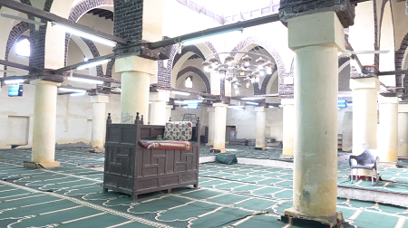 رواق المسجد.