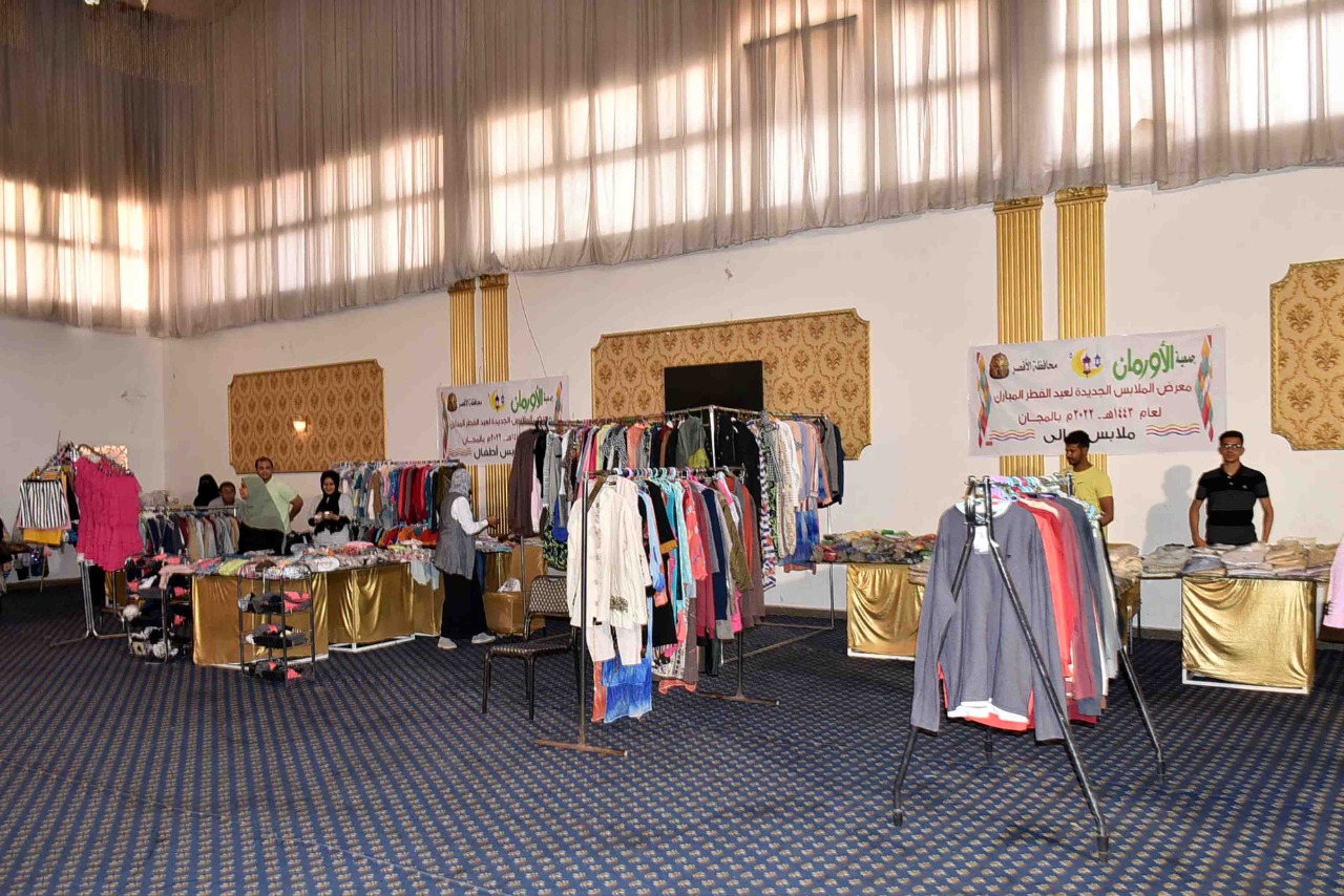 محافظ الأقصر يشارك بافتتاح معرض ملابس عيد الفطر  (5)