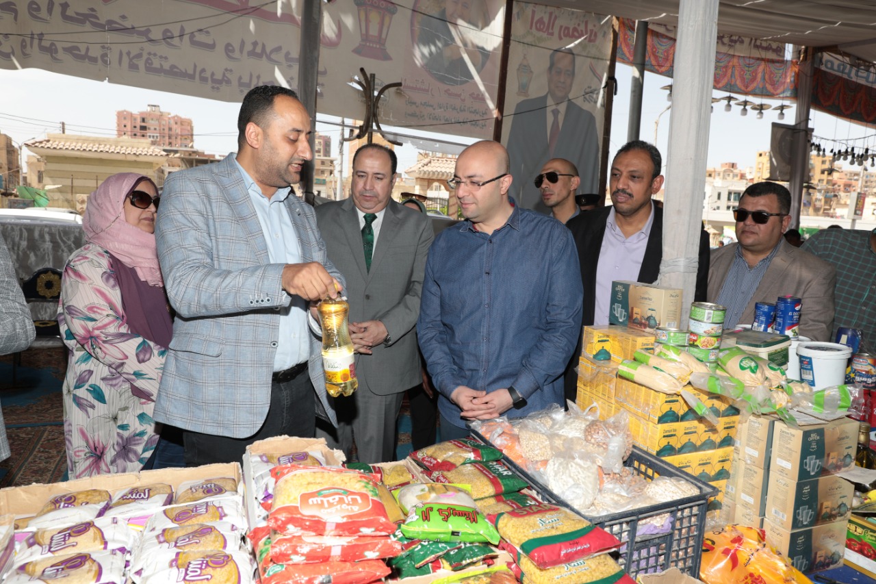 محافظ بنى سويف يتفقد المعروضات