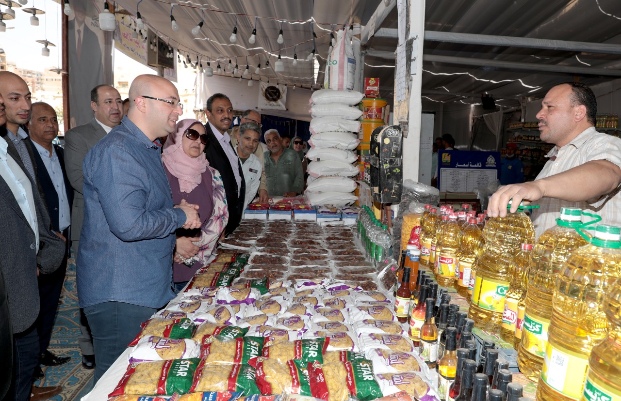 محافظ بنى سويف يتفقد قسم المنتجات الغذائية