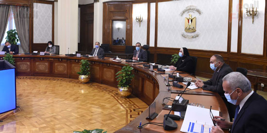 رئيس الوزراء يتابع موقف توفير مستلزمات الانتاج للصناعات المختلفة تصوير سليمان العطيفي‎‎ (2)