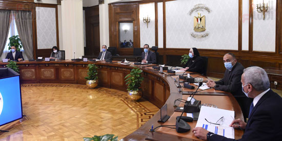 رئيس الوزراء يتابع موقف توفير مستلزمات الانتاج للصناعات المختلفة تصوير سليمان العطيفي‎‎ (3)