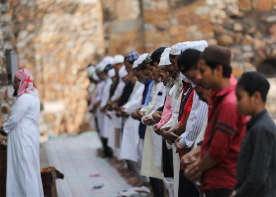 صلاة الجمعة على أنقاض مسجد فيروز شاه فى الهند ،
