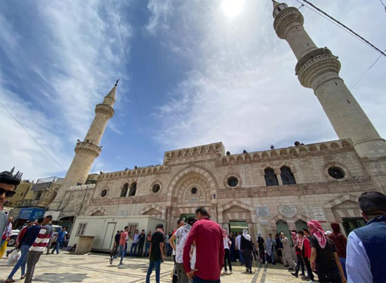 الصلاة فى المسجد الحسيني بالأردن