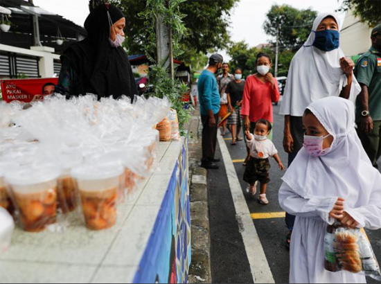 وجبات إفطار مجانية خلال شهر رمضان المبارك في جاكرتا  إندونيسيا